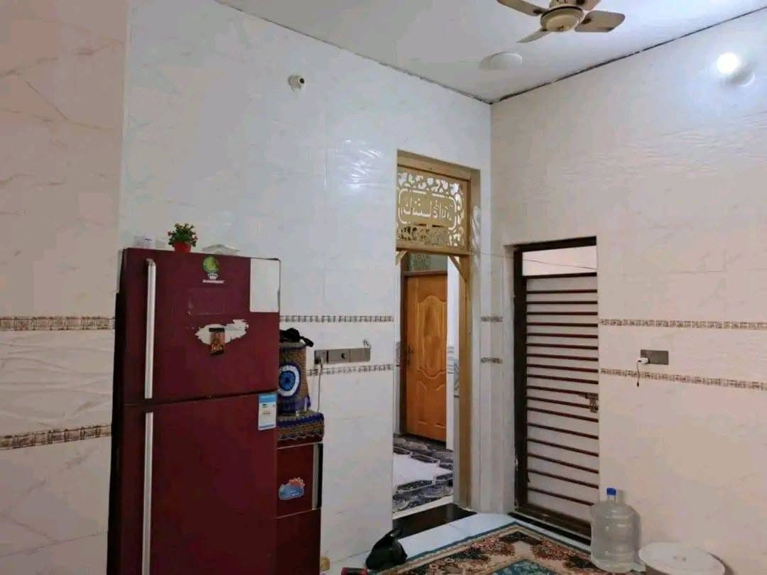 السلام عليكم حي العامل الامير الاولى فرع اسواق الميزان ف2 160 متر بناء حديث 2023 نهايتها غرفتين نوم ومطبخ واستقبال وصاله مناور اثنين وصحيات داخليه وخارجيه طابوق صب مسلح الارضي وااجداري بورسلين مبادره مطلوب 88 وتطلوعته ,90،  وبيه مجال للتواصل ***********

