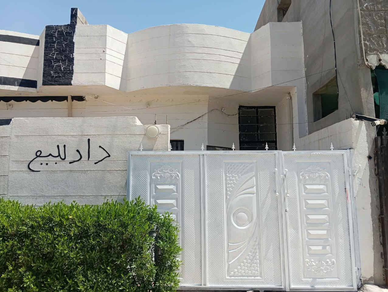 سلام عليكم دار للبيع 100متر زراعي حزيران مقابل جامع الغفران خلف التجاري يحتوي. على.   استقبال.    مطبخ.   وهول وغرف نوم. ودرج داخلي معه بيتونه  سعر 39 اتصال عل صاحب دار. ***********
