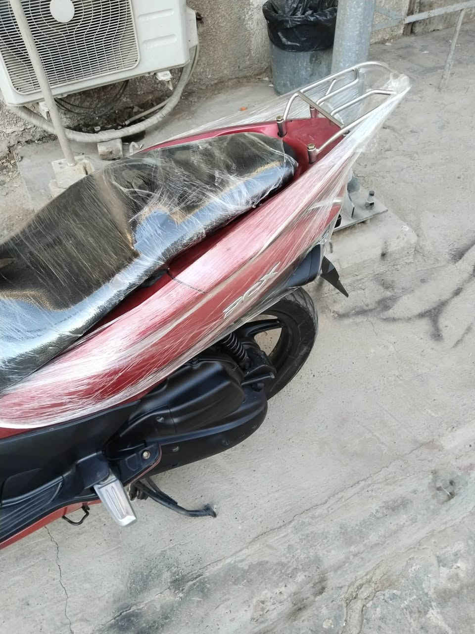 سلام عليكم
بي سي اكس 

جيل لاول

ياباني 

مكينها حلوه كفرات كدامك بيها نقص الجامه و جاملغ فوك تاير وبيها صوت خفيف فايبرات كلج 

سعر دراجه ٨٠٠ وبيها شي قليل 

مكاني بغداد الحريه 

***********
