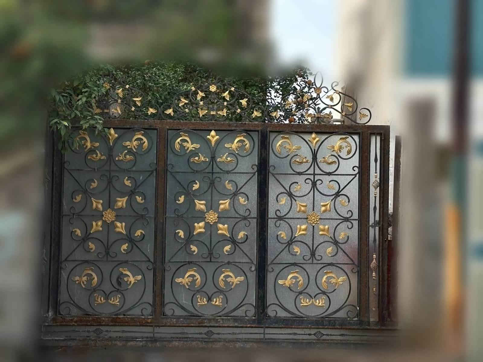 اغراض للبيع • باب خشب • متوفر