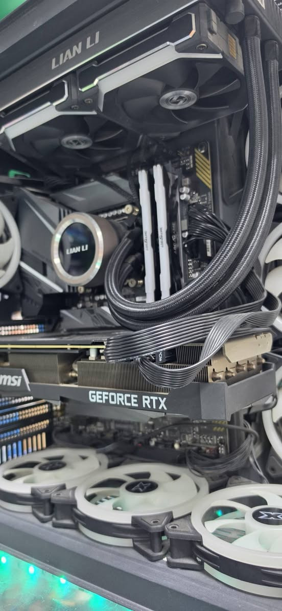 تجميعة احترافية RTX3080 مميزة للألعاب للبيع الاستفسار ***********
المواصفات الفنية للكمبيوتر

المعالج Intel Core i7-11700K :(CPU (الجيل

الحادي عشر - تردد 3.60GHz

بطاقة الرسوميات (NVIDIA GeForce RTX (GPU

3080 بحجم (10)

الذاكرة العشوائية (16GB :(RAM بسرعة 3666 MT/s

اللوحة الأم Z590 GAMING :(Motherboard نظام التشغيل: Windows 11 Pro الأصلي إصدار

(bit-64

لماذا تختار هذا الجهاز ؟

تشغيل أحدث الألعاب على أقصى إعدادات (Ultra

Settings) بأريحية تامة.

أداء سلس وممتاز في برامج المونتاج والتصميم مثل .Premier, Photoshop, 3D Max

معالج من فئة K يقدم قابلية لكسر السرعة وأ

المهام الثقيله
