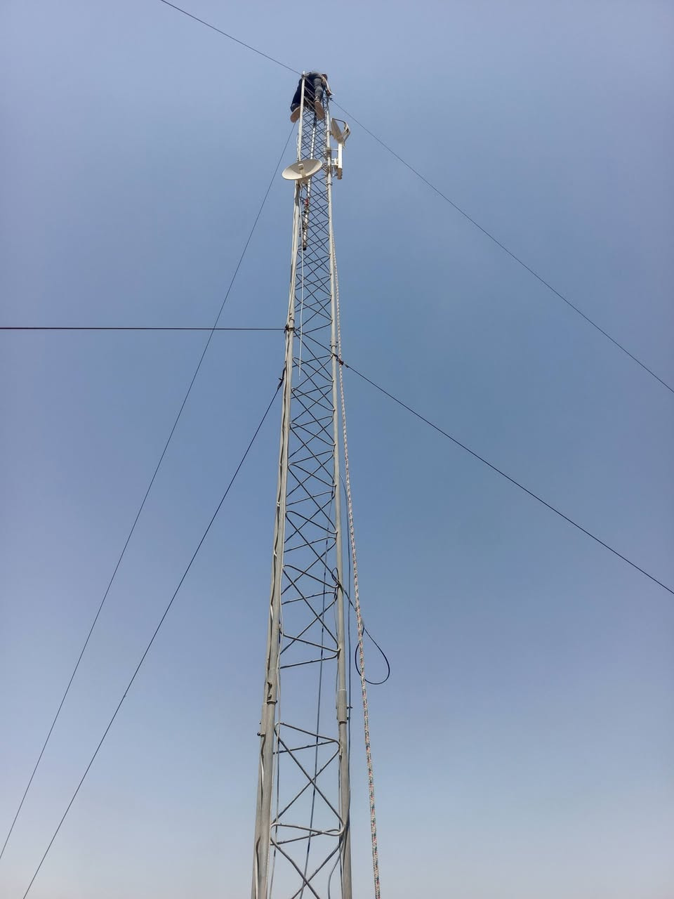 السلام عليكم برج للبيع سكاتر عدد ثلاثه دشات عدد اثنين 912 عدد 5 حديده 18 متر توصيل موجود لكافه المحافظات متوفر لتنصيب الابراج وتفصيل الابراج *********** السعر 650
