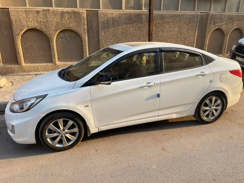 2013 
101 km 
80 $ 
***********

نص مكتوب في الصور:
- iQ