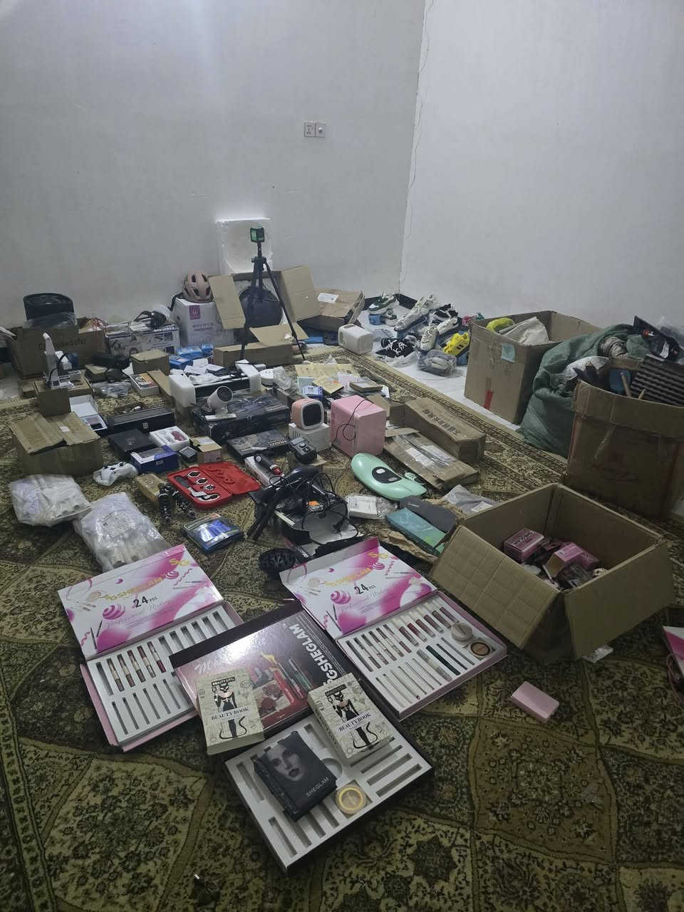 *********** اغراض امزون  الكتروني منزلي ملابس وكارتون مكياج اصلي ومستلزمات مطبخ وساعات وأحذية شلعة يعني تقريبا تقريبا ٢٠٠ قطعة ومكياج اصلي شيكلام  كارتون بي  100 قطعة أو أكثر  والبكجات كل بكج محسوب قطعة  أصحاب المفرد بيهم ربح خير من الله القطعة تطلع عليك بالف  تقريبا تنباع ب10 وب5 وب3 حسب سعر القطعة اخوان الشلعة كلهة شي يشيل شي تنباع
