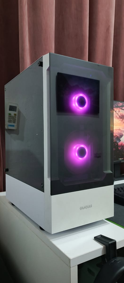 السلام عليكم

المواصفات 👇🏻
▫️ CPU: INTEL® CORE™ I5-10400F | 6C / 12T
▫️ M.B: ASUS® PRIME H510M-A | WIFI | M.2
▫️ GPU: ASUS® TUF GTX™ 1660 TI | 2 FANS
▫️ RAM: 16GB | 2X8GB | DDR4
▫️ PSU: 650W | FULL MODULAR
▫️ STORAGE: 256GB M.2 NVMe™  | 1TB HDD
▫️ CASE: GAMDIAS™ TALOS E3 WHITE | RGB FANS

📝 البورد يحتوي على (WIFI + BLUETOOTH)
📝 الباور سبلاي FULL MODULAR (تركب كيبلات حسب حاجتك )

▪ السعر: 650,000 دينار
▪ مكاني: بغداد - الأعظمية
▪ التوصيل: بغداد (5 آلاف) | المحافظات (6 آلاف)
▪ رقمي: ***********
