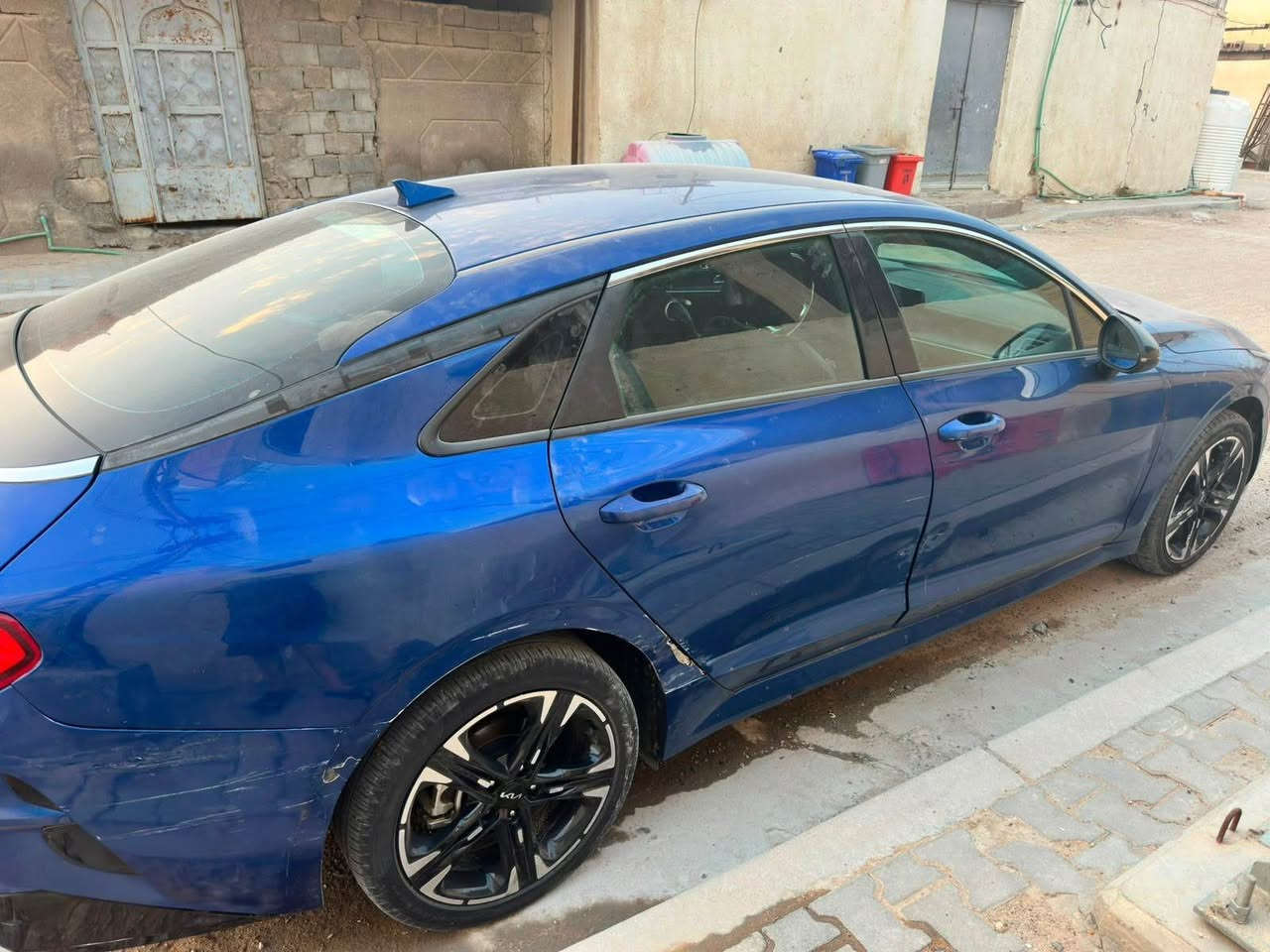 كيا كي فايف K5 موديل 24 وارد امريكي ضربتها واضحه بالصوره مال امريكا وهنا صار بيها دحكه قليله نفس المكان مال ضربة امريكا مكينه كاسره بستم يعني گايمه السياره جي تي لاين تيربو فول ما عدا الفتحه رقم بصره بأسمي تحويل ثاني يوم السعر 145 وبيها مجال مو شراي لا تتصل ولا تراسل هاي تفاصيل كامله كدامك مكانها بصره سفوان *********** البصرة, العراق
