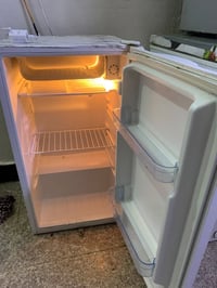 ثلاجه للبيع نضيفه ضمان فحص سعرها 200  للاستفسار واتس مفتوح  0774679774...