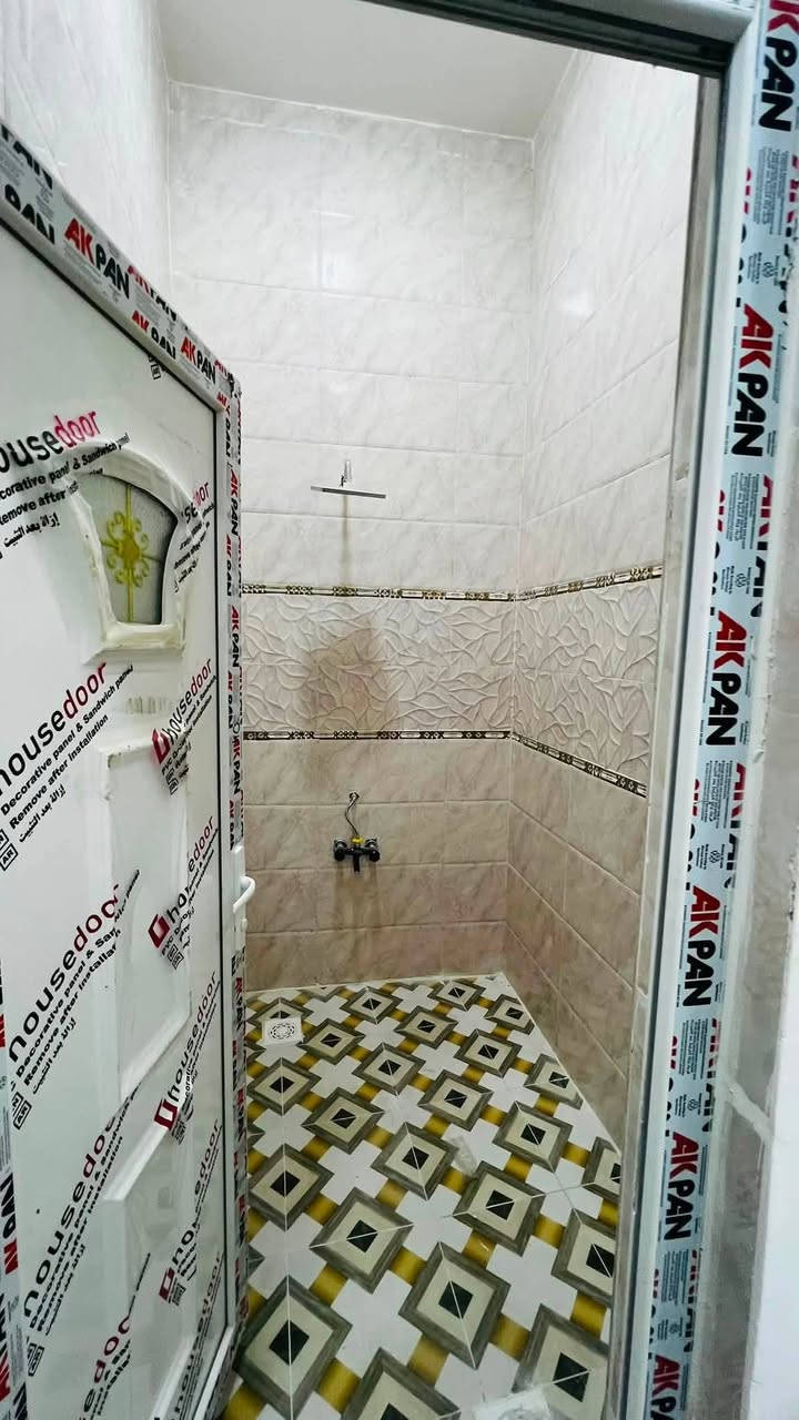 يعلن مكتب عقارت جوهرة حمدان
ثلاث دور سكن🏠
مساحة الدار الواحد 
١٠٥  متر 
…
نوع العقار طابو زراعي عراقي نموذج ٢٥ 
…
الموقع 
البصرة_ابي الخصيب_حمدان 
…
السعر المطلوب
٦٤ مليون وقابل للتفاوض 
…
محتويات البيت 
غرفتين منام/صاله/استقبال/مطبخ/صحيات داخليه وخارجية/منور/طارمه 
…
البناء حديث 
الدار الاول والدار الثاني جاهزات للسكن 
الدار الثالث فقط تشطيب قليل 
على شارع ١٢ متر تبليط مع توفر كافة الخدمات 
…
للاستفسار***********}}***********
