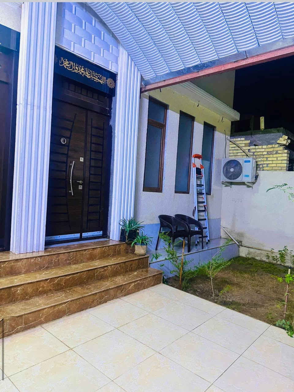 بيت للبيع طريق بغداد حي الحوراء تيل 43 حسينية الباقر بعد 50 متر عن الشارع مساحة 200 متر بي اربع غرف نوم صالة كبيرة اربع حمامات استقبال ومطبخين حار وبارد والبيت طابقين يصلح حسينية وبيت والاستفسار ***********
