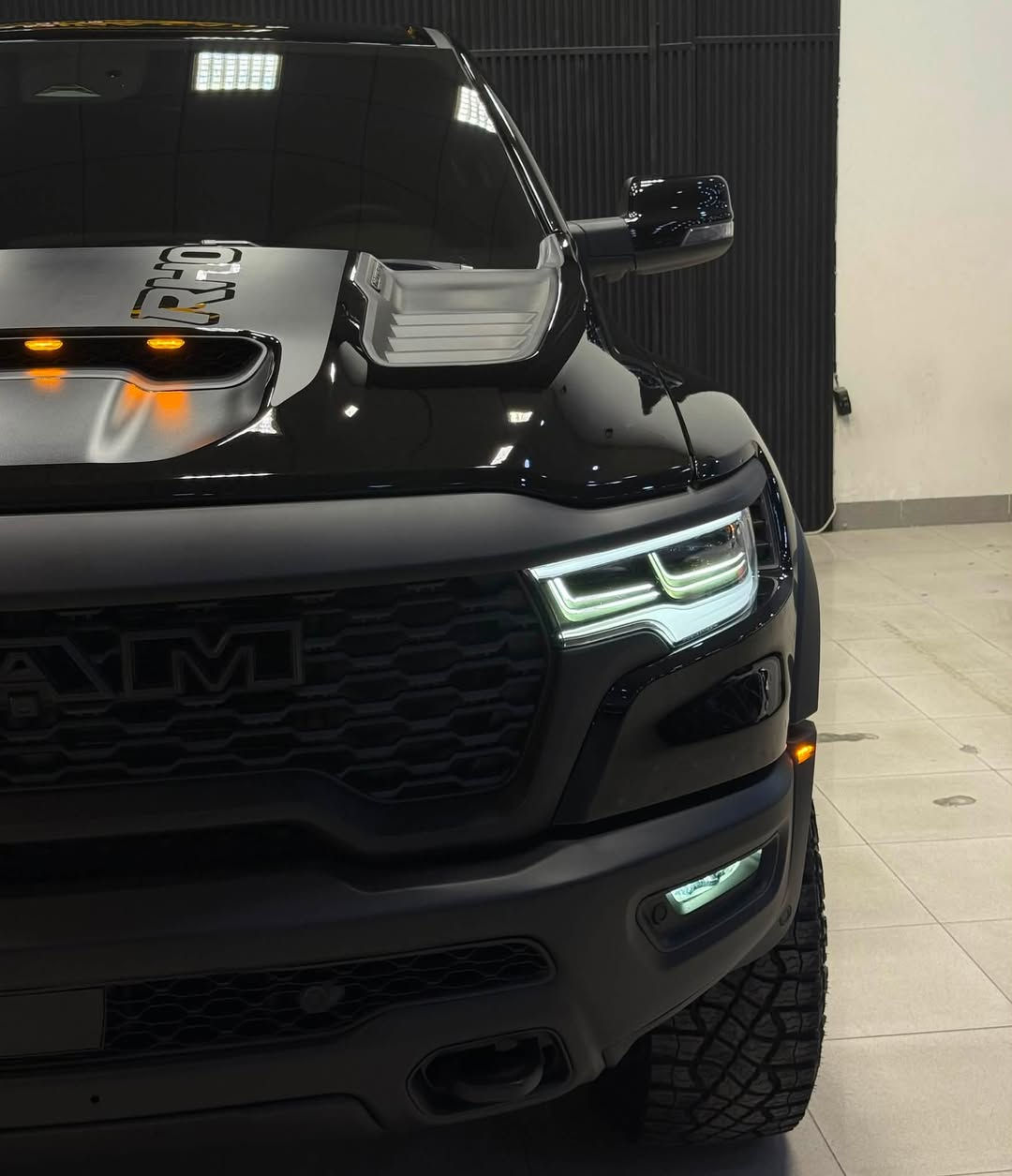 Dodge Ram 
2026 RHO
V6 - 3.0T - 4x4 
540hp

launch control mode ✅ 
بسمە
 شغال
شاشە تیسلا
کامیرە
لایت لید
بگ لایت لید
گیج الکترونی
کوشینات جلد 
کوشینات هیتر
سوکان هیتر
باب طویل
بودی قصیر
دبل اکسل
رادار
ئوتو ستوب
ویل 17

4.000 mile
2 قطعە بدل بلادی
بدون صبغ
سعر 695 ورقە

***********
***********
