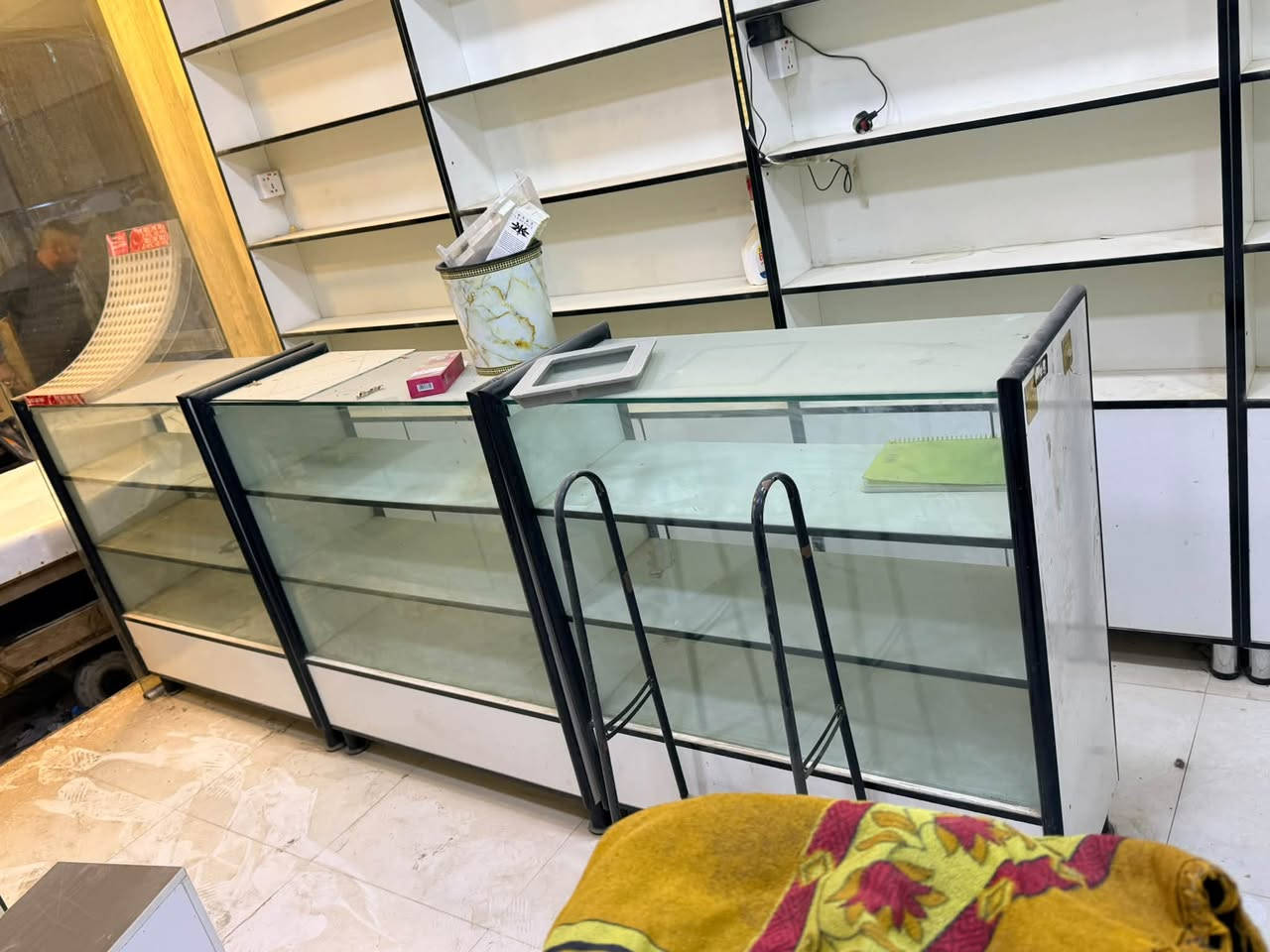 رفوف ١٢ • باترينة ٤ • سوك المفرك الشراي