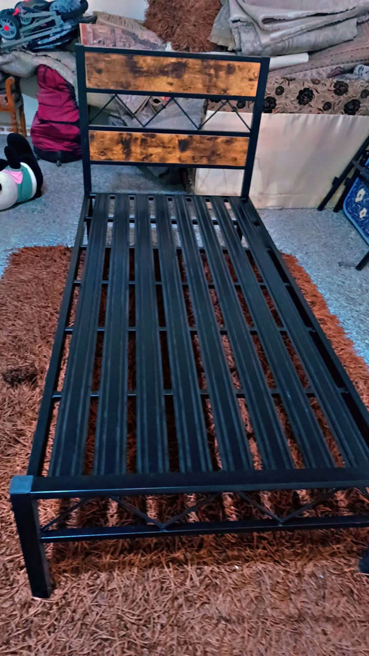 سريرين تركيات تخت يتحمل وزن ثقيل وتصميم راقي غير مستعملات مع الفراش عدد 2 سرير وفراش عدد 2 مكاني قبله حي الجامعه السعر اقل من سعر الشراء والنقل لأن زايدات عندي 220الف ورقمي ***********
