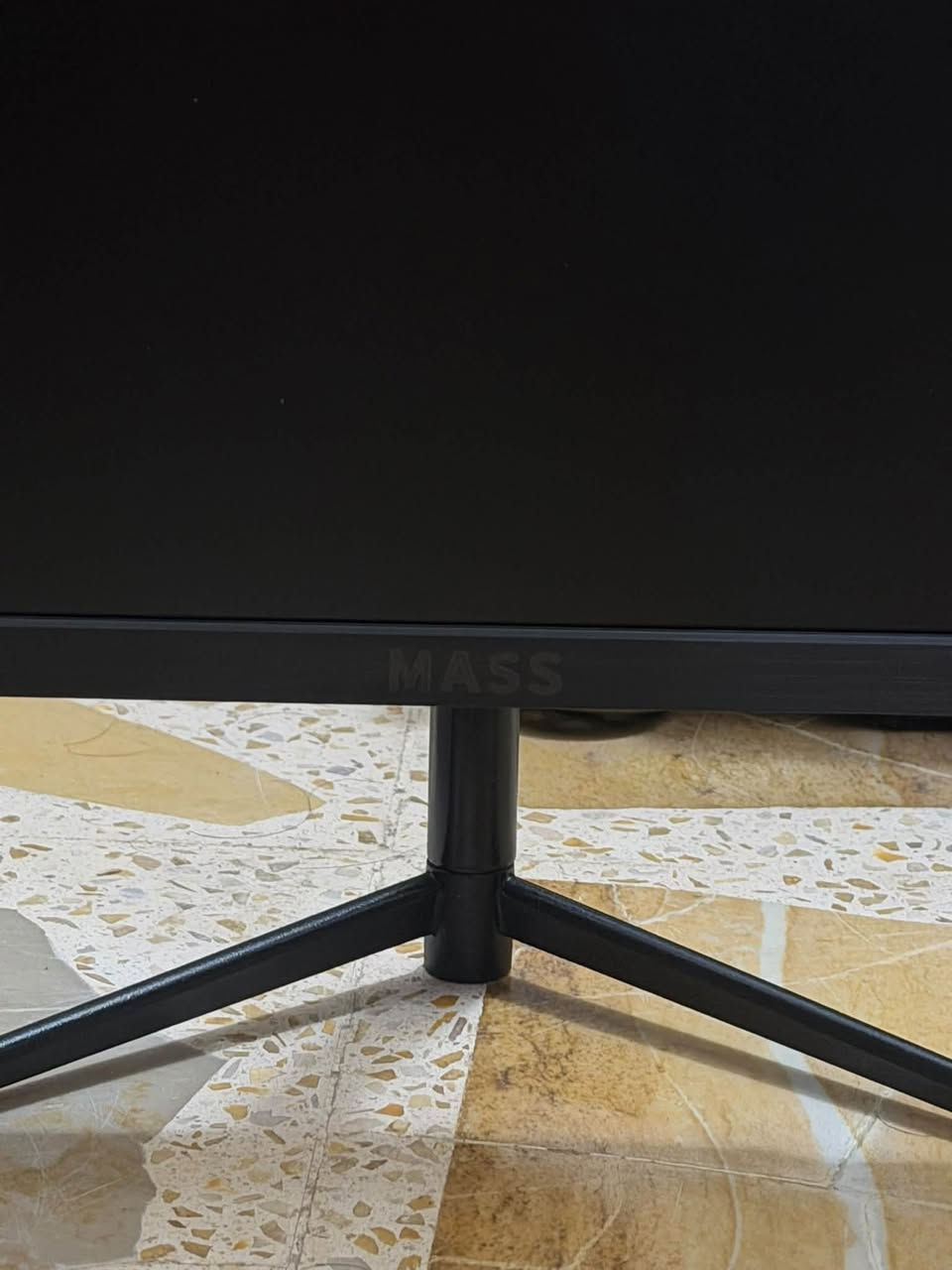 للبيع: شاشة ألعاب وممتازة MASS (SMP) بحجم 24 بوصة وسرعة 144Hz فرصة ممتازة للي يدورون على شاشة جيمنج متكاملة وسريعة بألوان واضحة وتصميم عصري بدون حواف (Frameless)، تشتغل بشكل ممتاز مع الـ PC والـ PlayStation والـ Xbox.  
أهم المواصفات:
 الماركة والموديل: MASS (SMP) - MG244.  
 الحجم والتصميم: 24 بوصة بتصميم بدون حواف (Frameless).  
 الدقة: FHD (1920x1080).  
 معدل التحديث: 144Hz لسلاسة عالية بالألعاب التنافسية والشوتر.  
 سرعة الاستجابة: 1ms استجابة فورية بدون تقطيع.  
 نوع اللوحة (Panel): IPS لألوان غنية وزوايا رؤية واضحة.  
 المميزات والمنافذ: تدعم تقنية FreeSync Premium، وتحتوي على منفذ DisplayPort (DP) ومنفذ HD.  
 الحالة والملحقات: الشاشة نظيفة جداً وبحالة ممتازة، متوفرة مع الكرتون الأصلي.  
 الموقع: (االنجف)
 السعر: 140 الف
 التوصيل: متوفر / أو استلام وفحص موقعي.
 للتواصل: المراسلة على الخاص أو الاتصال على الرقم ***********
