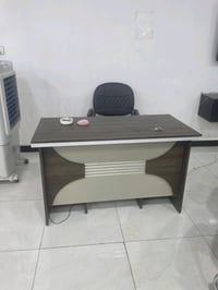 ميز مكتبي جديد ونضيف سعره 140 مكان واسط