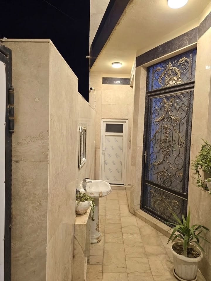 دار للبيع – مجمع الفرات السكني🏠🔥
* المساحة: 108 م²
* البناء: درجة أولى
* طابقان

الطابق الأرضي:
غرفة نوم، استقبال، صالة كبيرة، مطبخ، حمام، وتواليت خارجي.

الطابق الثاني:
غرفتا نوم (إحداهما ماستر)، صالة كبيرة، وحمام.

المميزات:

* واجهة وأرضيات مرمر.
* موقع مميز على طريق الحر مقابل الاتحاد الرياضي.
* جميع الخدمات متوفرة: كهرباء بمحولات خاصة، ماء، مجاري، تصريف أمطار، شوارع مبلطة، وحدائق أمام كل دار

🔥السعر ٢١٥ مليون وبي مجال للشراي🔥

للأستفسار التواصل على الرقم التالي👇🏻☎️
***********‬📞
