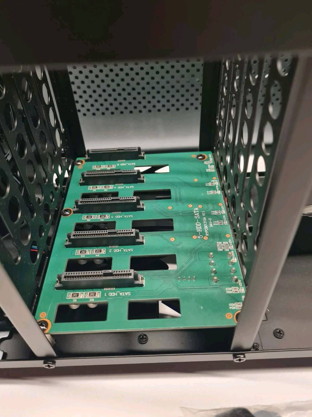 هذا الصندوق هو Jonsbo N1 Mini-ITX Case، وهو هيكل كمبيوتر صغير الحجم (SFF) ومصنوع من الألمنيوم. يُستخدم بشكل أساسي لبناء خوادم التخزين الشبكي المنزلي (NAS) أو مراكز الميدي.

أبرز مواصفات وتوافقية القطع :
دعم اللوحة الأم: يدعم فقط اللوحات بحجم Mini-ITX (أبعاد 17x17 سم).
أقراص التخزين: يتسع لـ 5 أقراص بحجم 3.5 بوصة (HDD) عبر لوحة خلفية تدعم التبديل السريع (Hot-Swap)، بالإضافة إلى مكان مخصص لقرص واحد بحجم 2.5 بوصة (SSD) لنظام التشغيل.
مزود الطاقة (PSU): يدعم مزودات الطاقة الصغيرة من نوع SFX أو SFX-L بطول لا يتعدى 150 مم.
تبريد المعالج (CPU Cooler): أقصى ارتفاع مسموح به للمبرد هو 70 مم.
كارت الشاشة (GPU): يدعم كارت شاشة أحادي المنفذ ذو بروفايل منخفض (Low Profile) بطول لا يتعدى 185 مم.
التبريد الداخلي: يأتي مزوداً بمروحة أمامية مدمجة بحجم 140 مم لضمان تدفق الهواء وتبريد الأقراص.
المنافذ الأمامية: يحتوي على منفذ USB Type-C، ومنفذ USB 3.0، ومنفذ صوت مدمج
