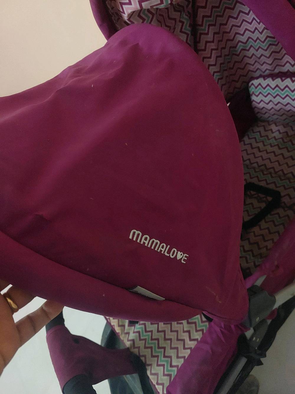 عربانة أطفال توأم (ماركة Mamalove) مستعملة بحالة ممتازة.استخدام قليل جداً ونظيفة تماماً بدون أي عيوب.
