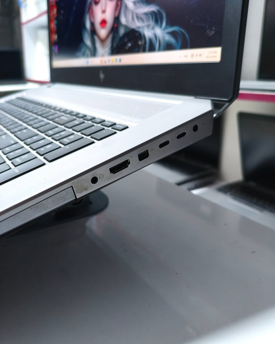 🔥 HP ZBook 17 G6 - وحش العمل الهندسي والرندر الثقيل 🔥
إذا كنت تبحث عن أعلى أداء متاح للبرامج الهندسية، الرندر الثلاثي الأبعاد، أو المونتاج بدقات عالية، فهذا الجهاز مخصص لك تماماً بفضل كرت الشاشة العملاق RTX 5000 سعة 16GB.  
📋 المواصفات الفنية التفصيلية:
🧠 المعالج: Intel Core i9 (الجيل التاسع - فئة H القوية جداً للضغط العالي).
⚡ الذاكرة العشوائية (RAM): 32GB DDR4 (متوفر أيضاً خيار 16GB).
💾 التخزين: 512GB SSD NVMe (سرعة فائقة في الإقلاع وتحميل البرامج).  
🎨 كرت الشاشة المنفصل: NVIDIA Quadro RTX 5000 بذاكرة 16GB VRAM نقي (مخصص لـ 3D, Blender, Revit, Premiere, AI).
🖥️ كرت الشاشة المدمج: Intel UHD Graphics 630.
📐 الشاشة: 17.3 بوصة بدقة FHD لإيضاح ومساحة عمل واسعة ومريحة للعين.
⌨️ الكيبورد: عربي / إنكليزي (حفر ليزري ضوئي مع إضاءة خلفية).
💰 الخيارات والأسعار:
🔹 النسخة الأولى (32GB RAM + كرت 16GB): 1,200,000 دينار عراقي
🔹 النسخة الثانية (16GB RAM + كرت 16GB): 1,100,000 دينار عراقي
🎯 مناسب جداً لـ:  
المهندسين والمصممين (AutoCAD, Revit, SolidWorks).
صناع المحتوى والمونتيرية (4K / 8K Video Editing).
أصحاب مشاريع الذكاء الاصطناعي وتوليد الصور والرندر الثقيل.  
🏢 مكتب لابتوبيا
📍 العنوان: بغداد – الأمين الثانية – شارع سكينة
📞 للتواصل والواتساب: ***********
🚚 خدمة التوصيل متوفرة لجميع المحافظات
