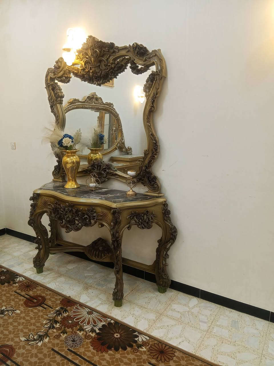 زان مصري ميز طعام ثمانيه كرسي زائد كوسن زائد مدخل زائد فاترينه الم.كان بغداد التواصل على رقم. ***********
