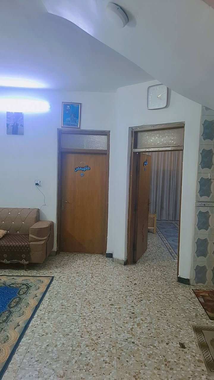 السلام عليكم بيت 160 طابو صرف قطاع السابع مقابيل كوكو مول يتكون البيت من استقبال غرف نوم عدد 5 +مطابخ عدد 2 صحيات كامله من كل النواحي نقص فقط واجهيه البيت  السعر خاص او الاستفسار على الرقم واتساب ***********
