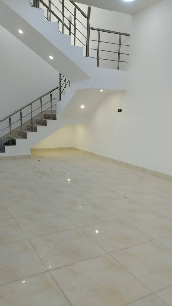 يتوفر لدينا دار ١٢٥م طابو صرف عرصة تحويل واجه ٥م ونزال ٢٥م يحتوي على ديوان وغرفتين منام وحده جوه وحده فوق وصالة ومطبخ مفتوح على الصاله وصحيات داخليه وخارجية مع كراج بيت جاهز الاستلام عند المكاتبة العنوان ابي الخصيب حي العسكري قرب المستوصف الاستفسار عقارات ابن القضاء 
***********
***********
***********
السعر ١٠٠ وقابل للتفاوض
