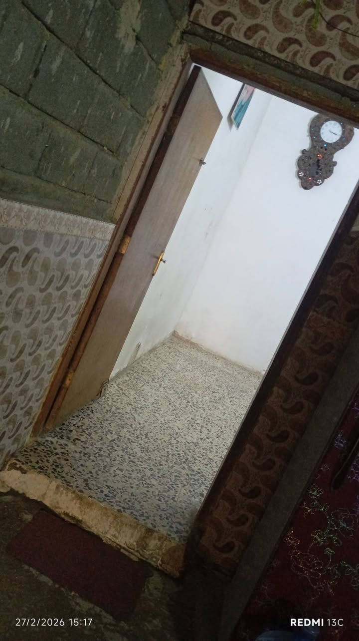 بيت لبيع في منطقت الحميديه يم سوك لجديد قريب ع شارع اول متدخل لفرع رابع بيت يحتوو ع غرفتين وصاله ومطبخ وستقبال وحمامات 2  وتواليت وحوش ومنور لمساحه ١٠٠متر طابق ونص *********** نقص بي بس لصاله بياض ولبخ الواجهيه وكاشي
