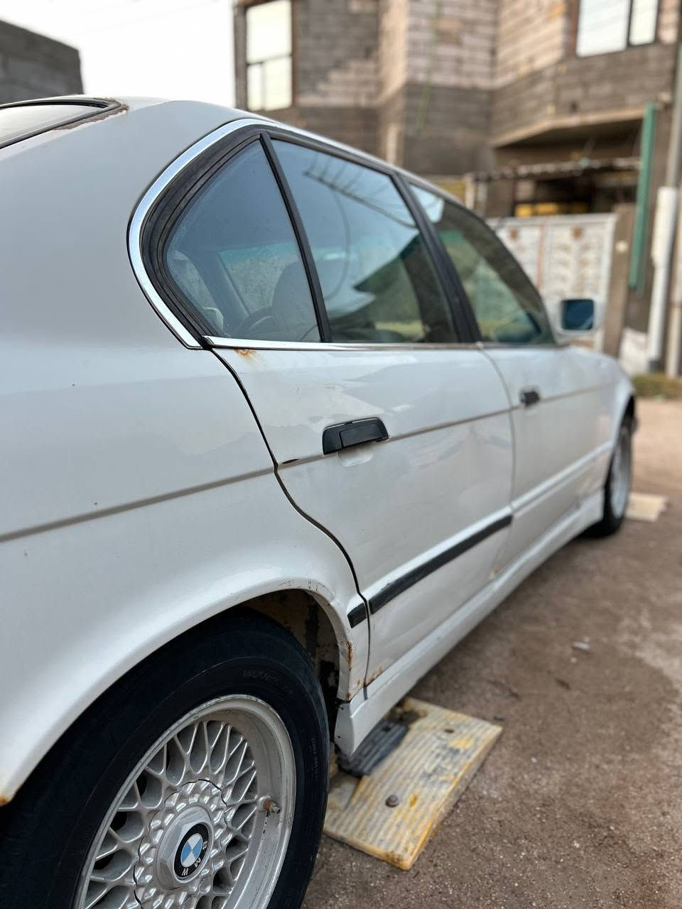 بي ام دبليو ٥٢٠ موديل ١٩٩١ لون ابيض  كفالة عامة بدون ضربة ولا صبغ عدا باب  عكس السايق مبدل
السنوية تنتهي ٢٠٣٠ راعيها يريد تحويل موجود بأبي الخصيب
السيارة تمشي ومابيها مشكلة وحاليا قيد الاستخدام بس ينرادلها ادامة عامة من حدادية ومكينة وغيرها والسبير مشدود لان التاير طاگ ولان الإمكانية شوي تعبانه فماكدرت ارتب وضعيتها والا هي السيارة صلوات كلش حلوة اذا تداريها 
السيارة حلوه ونظيفة فقط ادامة عامة يحتاجلها رايدها ب٣٥ ورقة وبيها مجال 
مكان السيارة / البصرة - تنومة - نهر حسن 
للتواصل واتساب او اتصال / ‏‪***********‬‏
