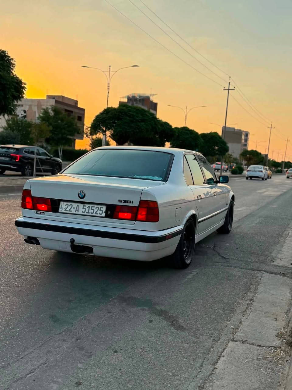 ٥٣٠ دەبڵ دیجیتال ١٩٩٤
بێ دەعم بێ لێدراو پەڵە پەڵە بۆیاخی هەیە لەسەر ساغی
سەیارەکە زۆر جوان و ڕێک و پێکە 
ABS
تەبرید
فۆڕمیکا
تەلەفون
سیدی بۆکس
دەبڵ ئیرباگ
دەبڵ چەکمەجە
تایە و ویل مشەبەک لۆک لۆک 
پەردە 
پێش پان هەموو گیانی بیلادە موتوعە و لێخوڕینی زۆر تایبەت و بەقەوەتە
بێ مەسرەف بێ تەقەو ڕەقە 
*********** مەسج جواب نایەمەوە .
