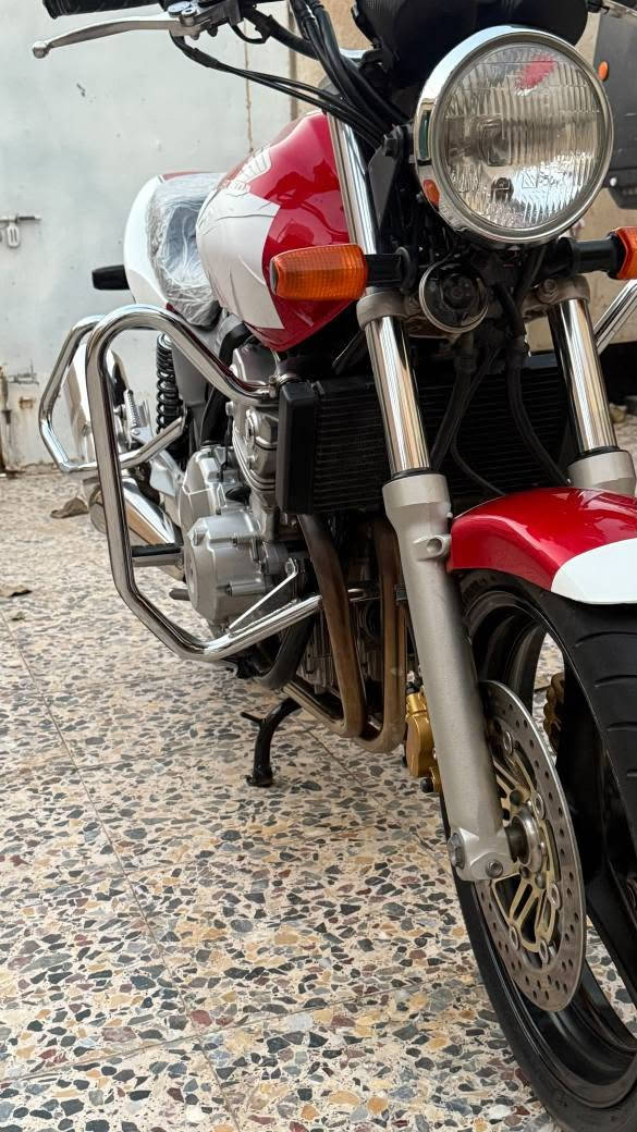 سلام عليكم دراجه  CB4 400CC نوزل جيل حديث مكفوله من كلشي نضافته 💯% احطله بانزين محسن وسوبر ما مخلبه تشم ريحه البانزين العادي سعر 23 وبيه مجال قليل مكاني ميسان العماره حي الوحده للاستفسار *********** عمارة, ميسان
