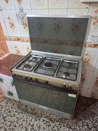 طباخ كريازي نضيف جدا للبيع شغال كلشي العيون والفرن... السعر ٢٠٠ بي مجا...