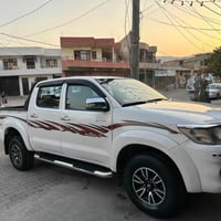 Tooyota hilux  مۆدێل 2014پارچەرەش یەک پەڵەی بۆیاغە لە بۆدی دیاریم کردو...