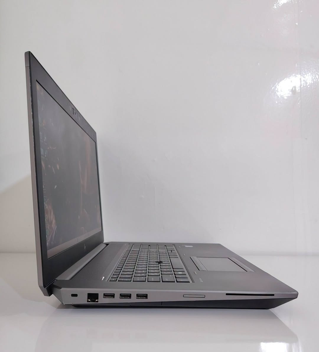 بكرت شاشة RTX بحجم 16 كيكا بسعر (مليون و 50 الف) المهندسين لا تفوتكم
🔥 HP ZBook 17 G6 — Workstation احترافي بقوة NVIDIA Quadro RTX 5000 🔥

💻 المواصفات:

🚀 المعالج: Intel Core i9 – الجيل التاسع H

🎯 كرت الشاشة: NVIDIA Quadro RTX 5000 16GB

🧠 الرام: 16GB DDR4

💾 التخزين: 512GB SSD

🖥️ الشاشة: 17.3" FHD

🎮 كرت مدمج: Intel UHD Graphics 630

⌨️ الكيبورد: عربي + إنكليزي بإضاءة ليزرية

🔥 أداء احترافي للأعمال الثقيلة!
مصمم ليقدم أداء قوي في: 🎮 الألعاب
🏗️ التصميم الهندسي
🧊 برامج الـ3D والرندر
🎬 المونتاج
💻 البرامج الهندسية والثقيلة

🎁 هدايا مجانية مع الجهاز: 🖱️ ماوس
🖤 ماوس باد
🎒 حقيبة لابتوب
🔌 شاحن

📍 العنوان: بغداد — الأمين الثانية
📲 للطلب والاستفسار واتساب أو تليگرام:
***********

مليون و50 الف بسسس
