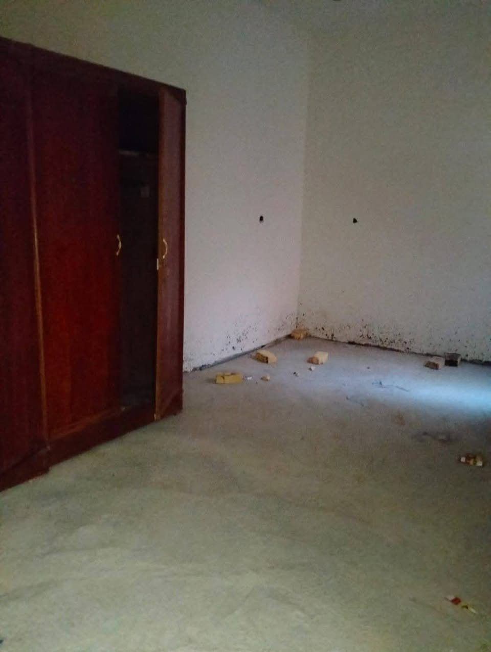 السلام عليكم بيت للبيع  زراعي 100متر سند 25 بل فرات قرب جامع العقيله البيت بناء حديث ومنطقه متكامله من كلشي ماي ومجاري وسقف كونكريت بي غرفة وصالة ومطبخ وبراني سعر البيت 65 الاتصال على هذا الارقم***********   غير متواجد على الفيس
