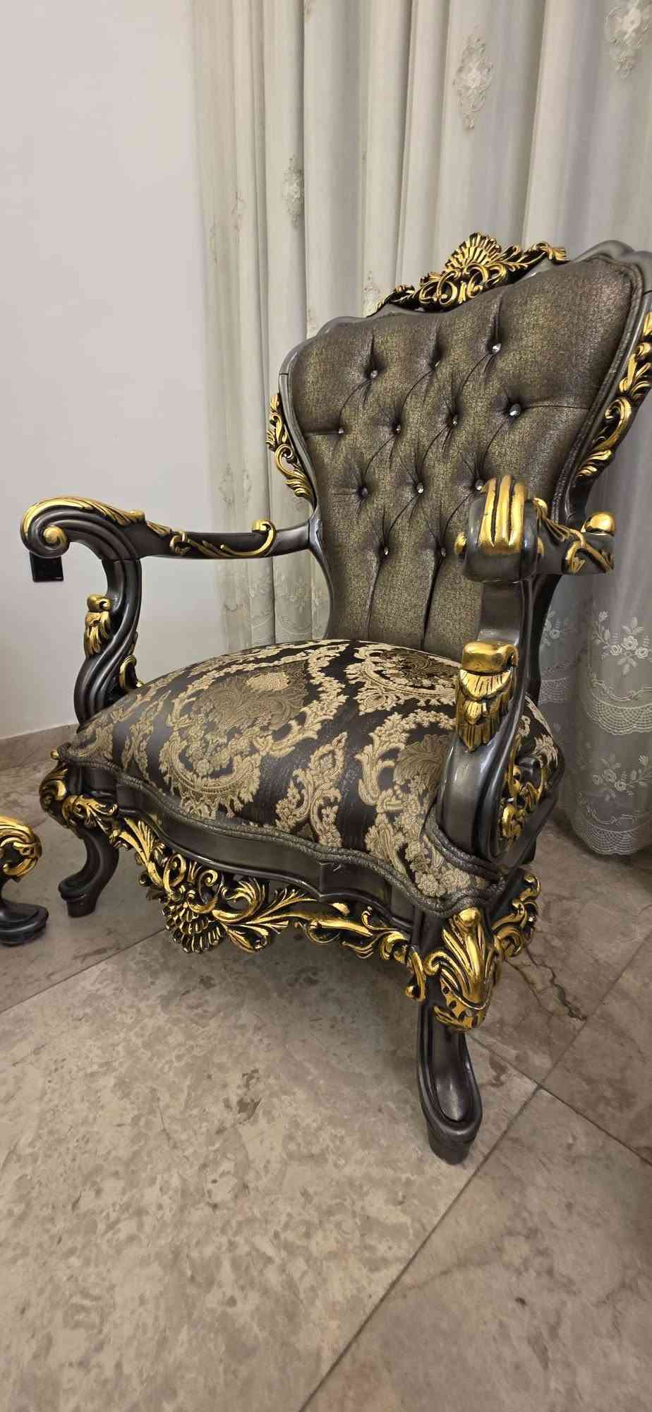 تخم تركي ضخم دزاين إيطالي حديث قنفة طويلة ام ٤ عدد ٢ وكراسي ٤ وطبلة وسط ضخمه اخو الجديد شراي يتصل ع رقم
***********
