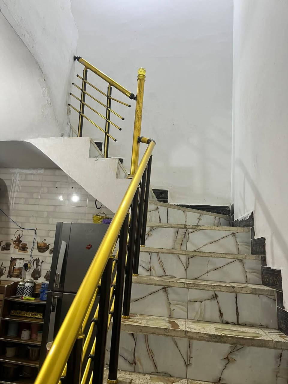اعلان بيع منزل سكني 🏡
الموقع: بغداد - منطقة الدوانم - شارع أبو نزار

المساحة: 85 متر مربع
​تفاصيل المنزل
​الطابق الأول: مدخلان، صالة، غرفة نوم، وخدمات.
​الطابق الثاني: غرفة نوم، حولي (ممر/موزع وسطحي)، وسطح.
​للتواصل والاستفسار:

📞 ***********
