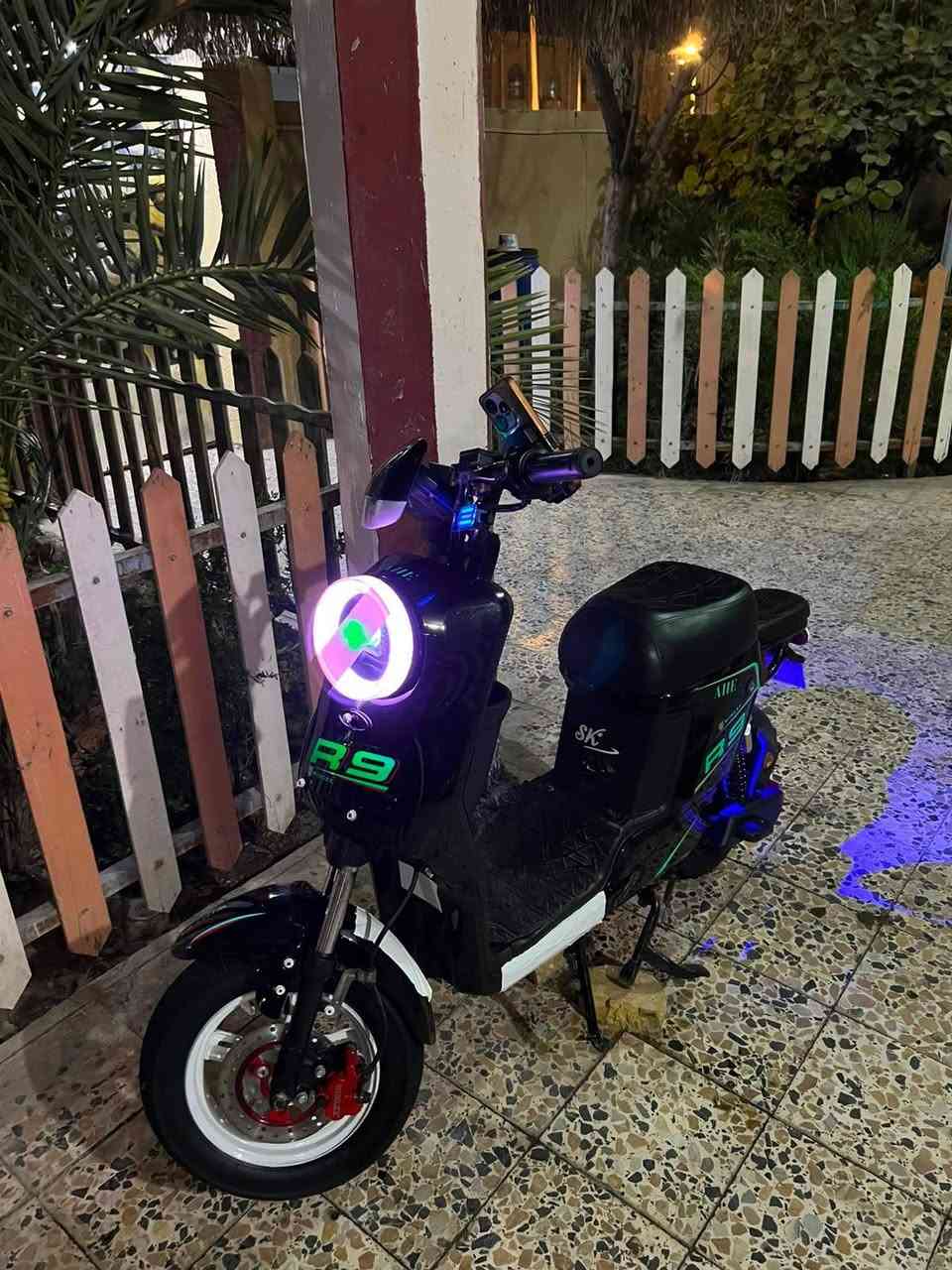 السلام عليكم شباب درجة للبيع نوع r9 دراجه جديده مديل 26 بطاريات 32انبير ولي,تقره 65ڤولتيه عنوان بصره ابو الخصيب قرب الندلس سعر،465وبيهه مجال🪬رقمي ***********
