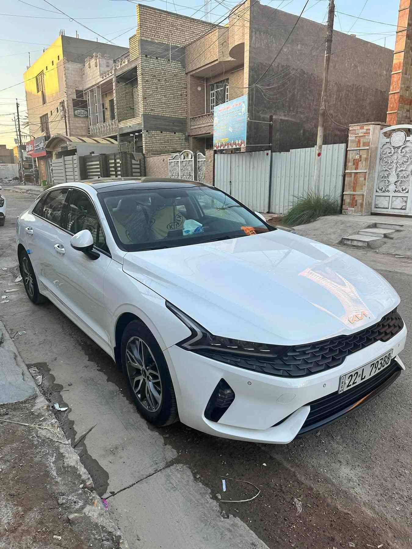🔥 KIA K5 | موديل 2023
🇦🇪 وارد خليجي
📍 رقم أربيل – خصوصي
🛣️ الممشى: 37,000 كم فقط حقيقي 
⚙️ محرك 2.0 DOHC
🔄 أوتوماتيك

✨ المواصفات:
• سقف بانوراما 🌙
• كاميرا خلفية 📷
• حساسات أمامية وخلفية
• بصمة ودخول ذكي 🔑
• تشغيل عن بُعد
• مقاعد جلد اوف وايت 
• تدفئة المقاعد 🔥
• مقعد السائق كهربائي ⚡
• Blind Spot
• Apple CarPlay / Android Auto
• إضاءة LED
• مكيف أوتوماتيك ❄️
• حساسات ضغط الإطارات
• Auto Hold
• فرامل إلكترونية
• Drive Mode
• مرايات كهربائية شفط 
• أنظمة أمان وثبات
السياره اخذتها زيرو على ايدي وباسمي تحويل مباشر 
 بانزين محسن مشايفه العادي 
دهن وفلتر  كل ٣٠٠٠ كم ابدله امزويل من الوكاله
السياره جدا نظيفة بيها ملاحظات بسيطه تكحيلات بالدعامية فقط وشخص خفيف كد اصبع بالجاملغ الخلفي عايفه ما مصلحة 
السعر ٢١٥٠٠ $ وبيها مجال 
***********
