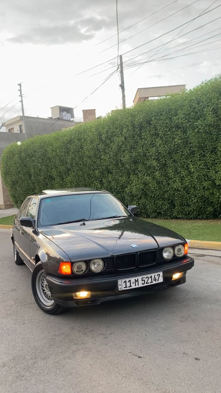 للبيع BMW 735 
موديل ٩٢ رقم بغداد الانكليزي باسمي تحويل مباشر هزه جديده 
محرك كير شغاله ١٠٠/١٠٠ 
حداديه جديده امامي خلفي 
تبريد شغال ثلج 
موصفات 
دبل ايرباك دبل كمبيوتر دبل جام 
سلايد رووف طكيتن
بجم عريض  
داخل مخمل جديد 
بطاين سود صاج ملكي ابو الخط 
ترايش لمتد 
سكليتر كهرباء  
لايت زنون  
برده خلفيه 
ويل خليه اصلي وتخم تاير جديد 
سياره جديده. بمعنى الكلمه وعليها ادامه كامله مال جناي بدون اي نقص 
مصبوغه عام للجماليه بدون اي ضربه ولا خايس 
السعر 63$ 
للاستفسار الاتصال على الرقم ***********
مكاني السيديه حي الاعلام
