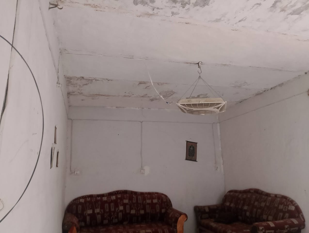 بيت تجاوز مسلحة ١٤٠ يحتوي على غرفة نوم وصالة واستقبال ومطبخ وحمام داخلي وخارجي ترك حديقة حوش جبير البيت عكادة يرادلة بس تغيير صبة السطح وشوي ترميمات بسيطة البيت مرتفع عن الشارع مي كهرباء مجاري كامل سعر ٢٥ وبي مجال   للتواصل *********** البيت مستعجل ع بيت لغرض السفر جان مؤجر يجار 250 والمؤجرين تعبو طلعة ناس متخاف الله وصخين
