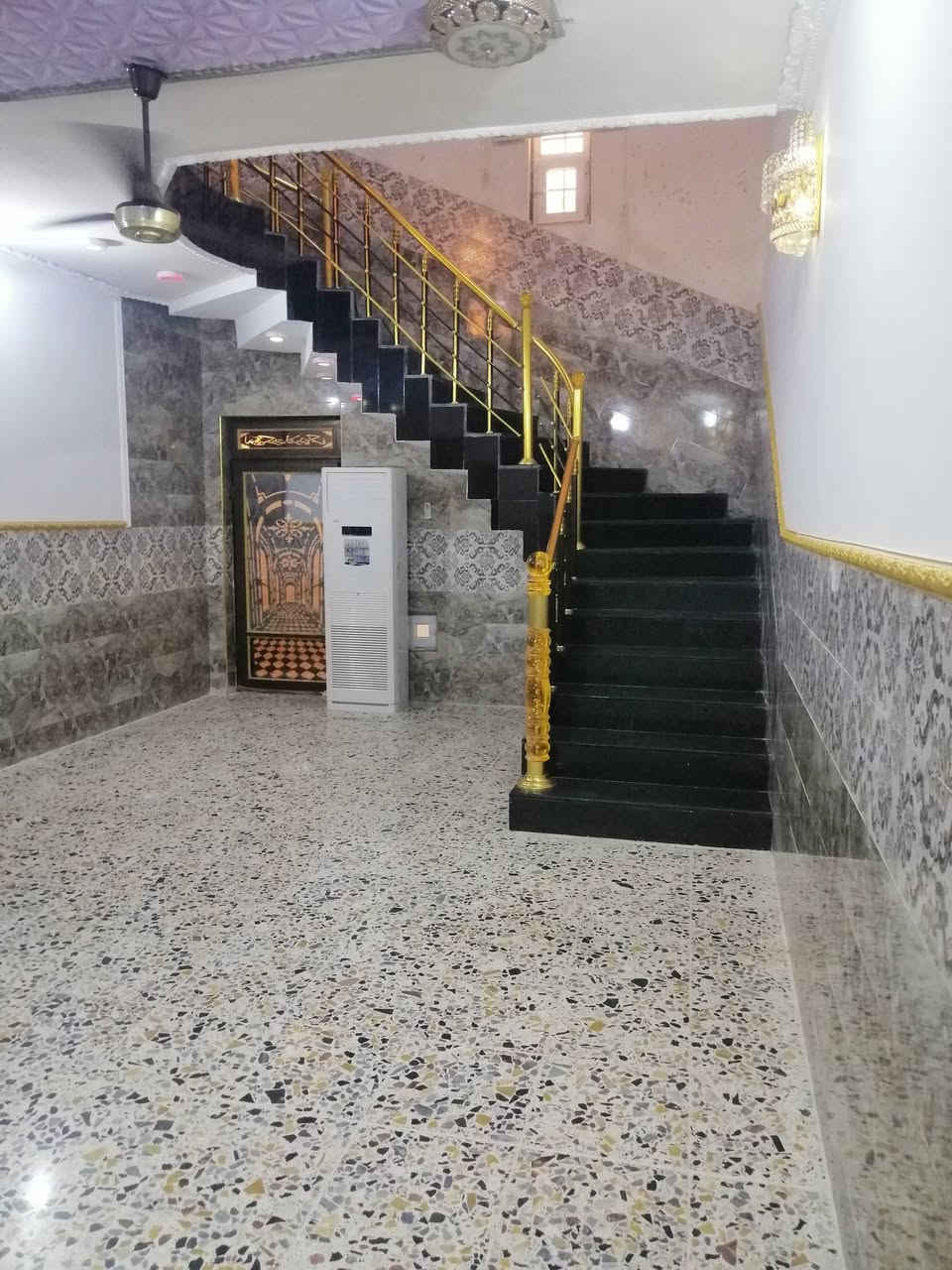 بيت للبيع في الفلوجه حي جبيل قرب جامع حسين شلش شارع 10 بناء حديث طابوق ارضيه كاشي مرمر يحتوي على ٣ غرف النوم وصاله عدد 2 واستقبال ومطبخ و2 حمامات داخليه وخارجيه المساحه ٢٥٠ متر السعر 145 مليون وبي مجال بسيط للاستفسار مراجعة مكتب القمه للعقار او الاتصال على الأرقام التاليه *********** ***********
