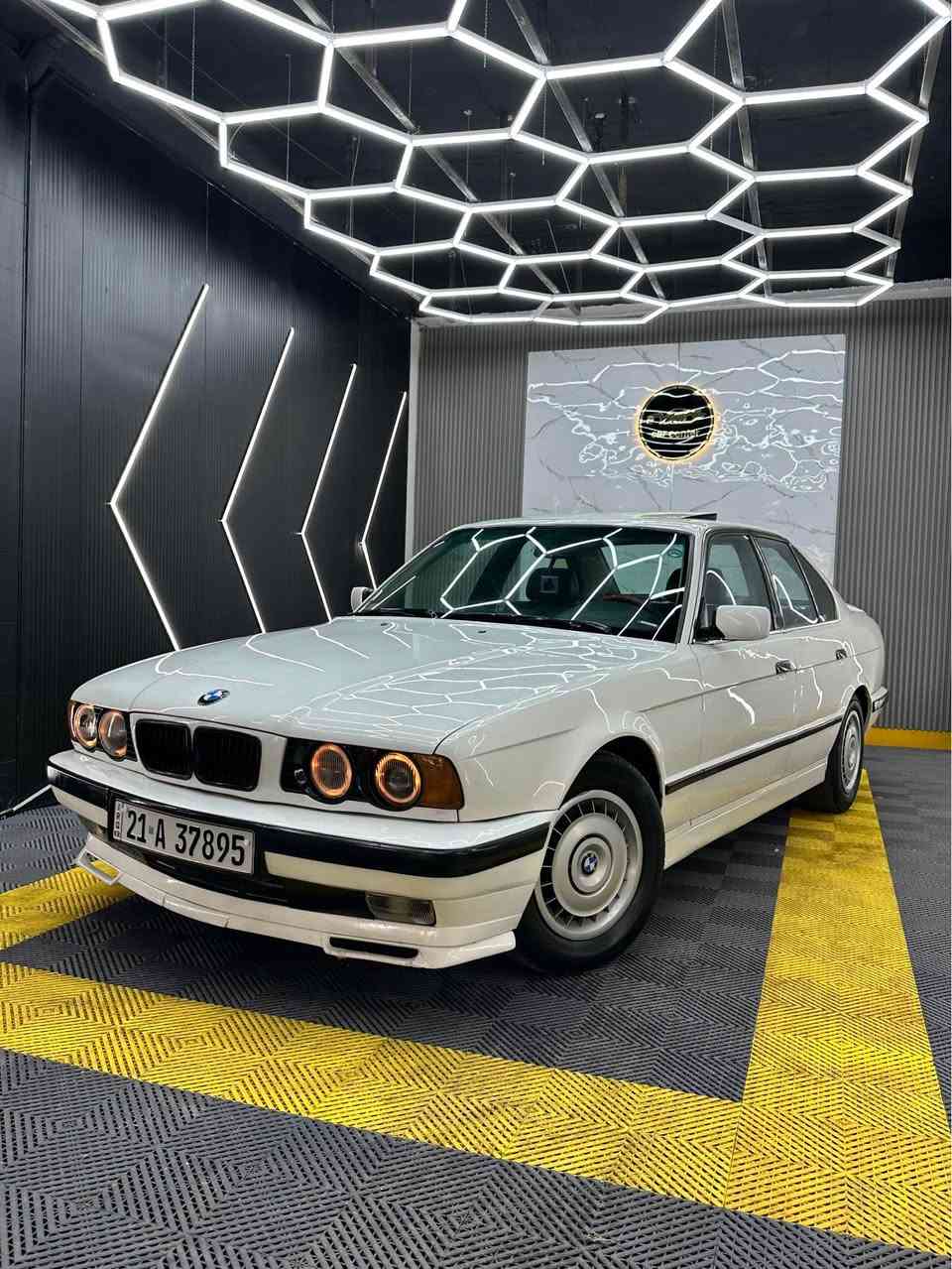BMW1990
520گیر عادی 
بێ دەعەم بی  لێدراو 
3پارچ بۆیاغ هەیە بەز بۆ جوانی   
خایسو گیروو مەکەنەو تەقەو رەقەو کارە بای بەشەت
تەبریت سڵید  لایت ئالقە   دەبل چەک مەجە  
  سەیارەک تابڵی جوانو پاکە کامل لەسەر بیلد ماوە تەوە 
سەنەوە تا2030تازەیە 
بەشەرتی غرامەو تەحویل
شوێن رانیە
*********** رانية, السليمانية
