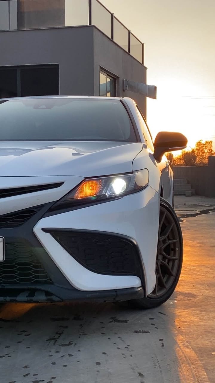 📣 تويوتا كامري 2023 (SE Nightshade AWD) للبيع
 الموديل: 2023
 الممشى: 52,800 ميل (85,000 كم)
 المحرك: 2.5L (4 سلندر) - دفع رباعي مستمر (AWD)
 اللون: أبيض
 المواصفات:
 جنوط برونزي مقاس 19 أنش (شريكة الأصلي)
 حزمة Nightshade (لمسات سوداء بالكامل)
 كراسي سبورت (جلد + قماش) تحكم كهربائي
 شاشة لمس داعمة لـ Apple CarPlay و Android Auto + كاميرا خلفية
 أجهزة رادار أمان (تحديد مسار، كروز كنترول ذكي، مانع اصطدام)
سياره بدون صبغ 
 السعر: 198 ورقة ($19,8
00) - وقابل للمجال
 المكان: دهوك
 للتواصل: ***********

https://bid.cars/en/lot/1-39523104/2023-Toyota-Camry-4T1G11BK1PU103197

4T1G11BK1PU103197 رقم شاسي دهوك, العراق
