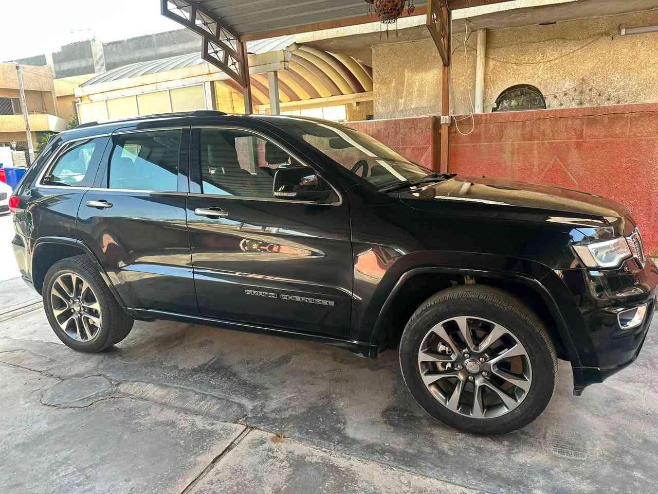 السلام عايكم للبيع جيب اوفر لاند
الموديل 2018(خليجي) .
اللون: اسود
المحرك : V6.  3.6L . بلادي ماشية 105000 كيلو متر 
بدون حادث مكفوله من صبغ و البارد والتبديل 
*سياره شاشه 1 كبيرة
* دفع رباعي 4x4 . 
* ويل قياس 20 انج .
* سقف بانوراما . 
* شاشه كبيرة تدعم  نظام كار بلي .
* نظام التعليق هوائي (جكات) . 
* ستيرن كهربائي . 
* المصابيح الأمامية زنون ..     
* تشغيل عن بعد .
* صندوق كهربائي .
* مقصورة الركاب من الجلد الاسود .
* حفظ وضعيات الجلوس (ميموري) . 
* المقاعد الأمامية كهربائية .
* المقاعد الأمامية تبريد وتدفئة .
* المقاعد الخلفية تدفئة .
* حساسات أمامية
* حساسات خلفية . 
* كاميرا خلفية .
* تدفئة ستيرن . 
* بخاخ ماء على المصابيح الامامي.
* المرايا الجانبية قابلة للطي وقلابة مع اشارة بالمري
* مانع تصادم خلفي .. 
* بلوتوث تلفون . 
* محدد سرعة . شفتات بالستيرن
* نظام التشغيل والاطفاء الاوتوماتيكي ( Auto Start System ) .
تبريد قطعتين فتحات خلفية
ترحيب دخول و بصمة تشغيل وبصمة ابواب بدون مفتاح
نظام الامطار لماسحات الزجاج الامامي
فول تحكم استيرن
 الرقم اربيل / موجودة في بغداد 
السعر 27,500 $ وبيها مجال بعد المعاينة
للاستفسار الاتصال على الرقم ***********
