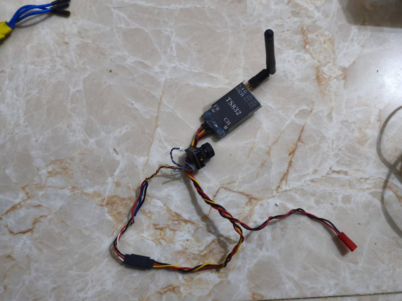 السلام عليكم اخوان اغراض FPV. للبيع تفاصيل جوه كل صوره الاسعار ثابته بدون احراج رجاءً سبب البيع الدراسه 
رقمي ***********
