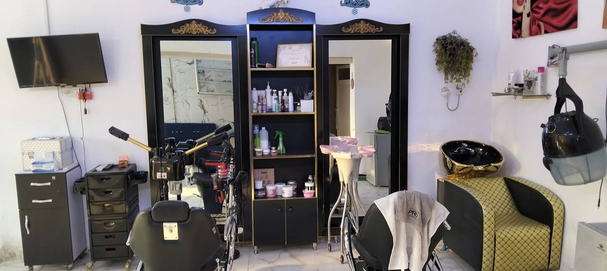 سلام عليكم صالون للبيع لعدم التفرغ 
العنوان:الجريخي 
الرقم:***********

