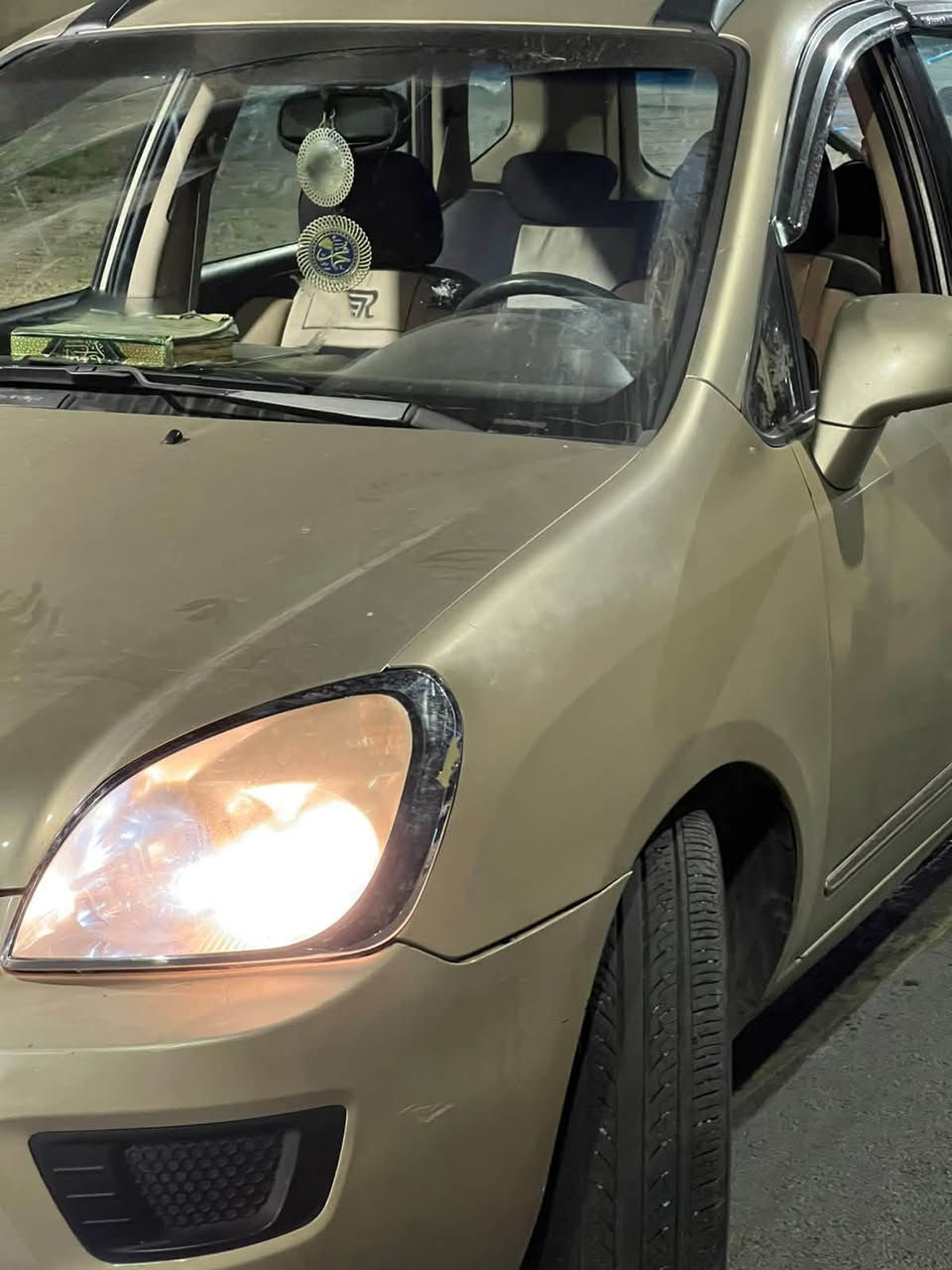 كيا روندو 2008 فقط بيع لان متوازي ع بيع بسبب السفر وسعر السيارة مناسب
محرك6 سلندر 2700 
 رقم نينوى شرط التحويل
كير ومحرك شرط
وتبريد وتدفئة تبريد يعوزو غاز 
ضررها قطعتين صبغ وموجود صور السونار. 
بدون دواخل شرط
تايرات جديدة
طخم شرط
مواصفات السيارة 
تحكمات ستيرن 
شاشة وكامرة
مثبت سرعة 
تبريد قطعتين
كير توماتيك 
السيارة ماتحتاج كلشي فقط غاز تبريد 
كابون مابيها حولها باسمك وطلعلها 
مستعجل ع البيع بسبب السفر 
السعر 77$ وبيها مجال للناس الطيبة 
مكان السيارة موصل جانب الايمن منطقة السجن القديم شراي اتواصل ع رقم 

للإستفسار الاتصال على الرقم
غير متواجد ع الفيسبوك شراي اتصل 
                            ***********
