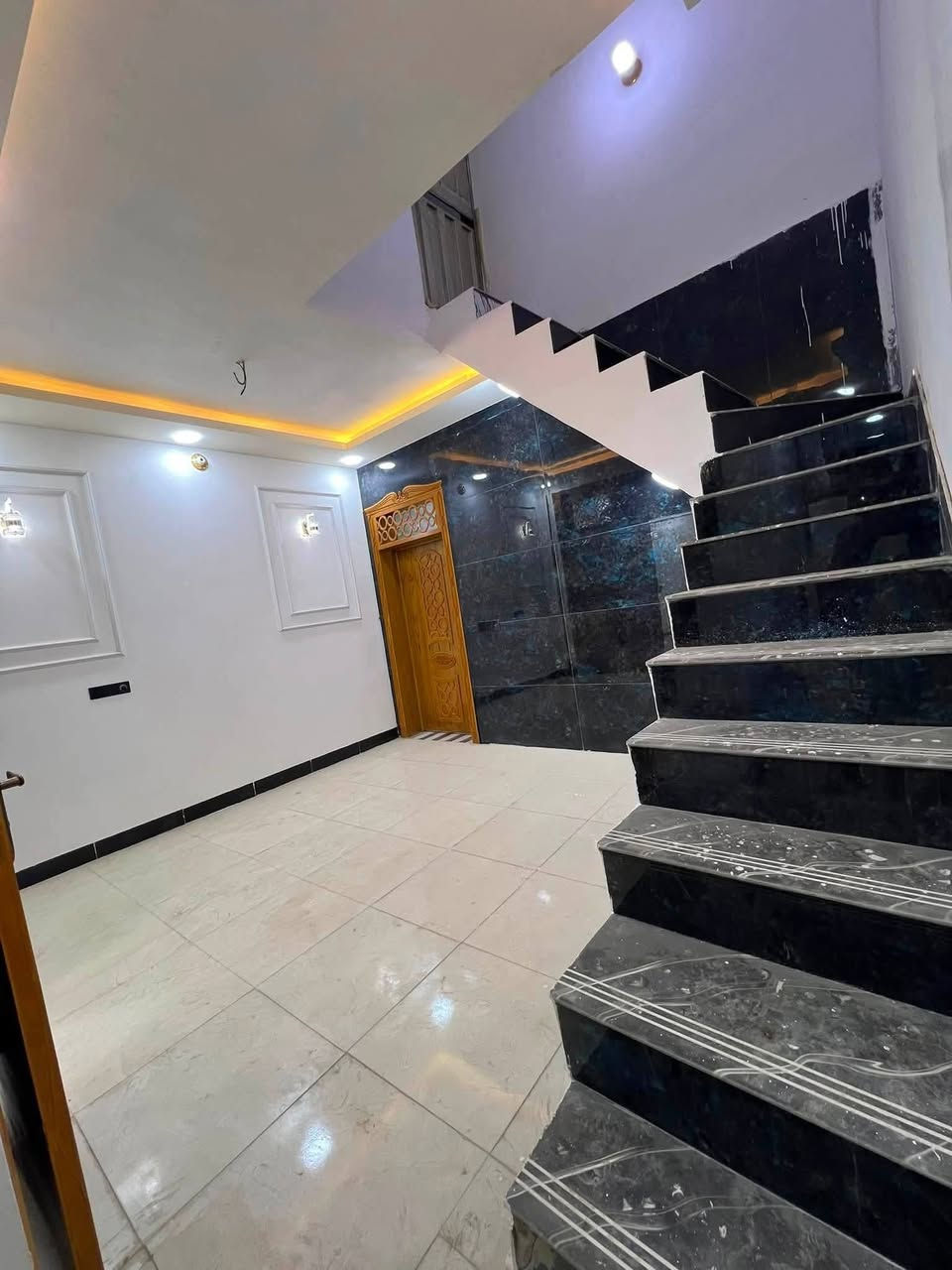 دار للبيع 100م ( مكتب النور)
#الستفسار_*********** وتساب

موقع /نجف 🏡شارع المطار
#مقابل قرية الغدير عمود  262

غرفه /صاله/مطبخ / ستقبال/ صحيات/
بناء فول/ اساس + سقف كونكريت +        _______طابوك
ألخدمات
 🏡 #ماء/كهرباء/مدارس/سوق/تبليط/لحد الباب  يبعد عن الشارع العام  100 م
