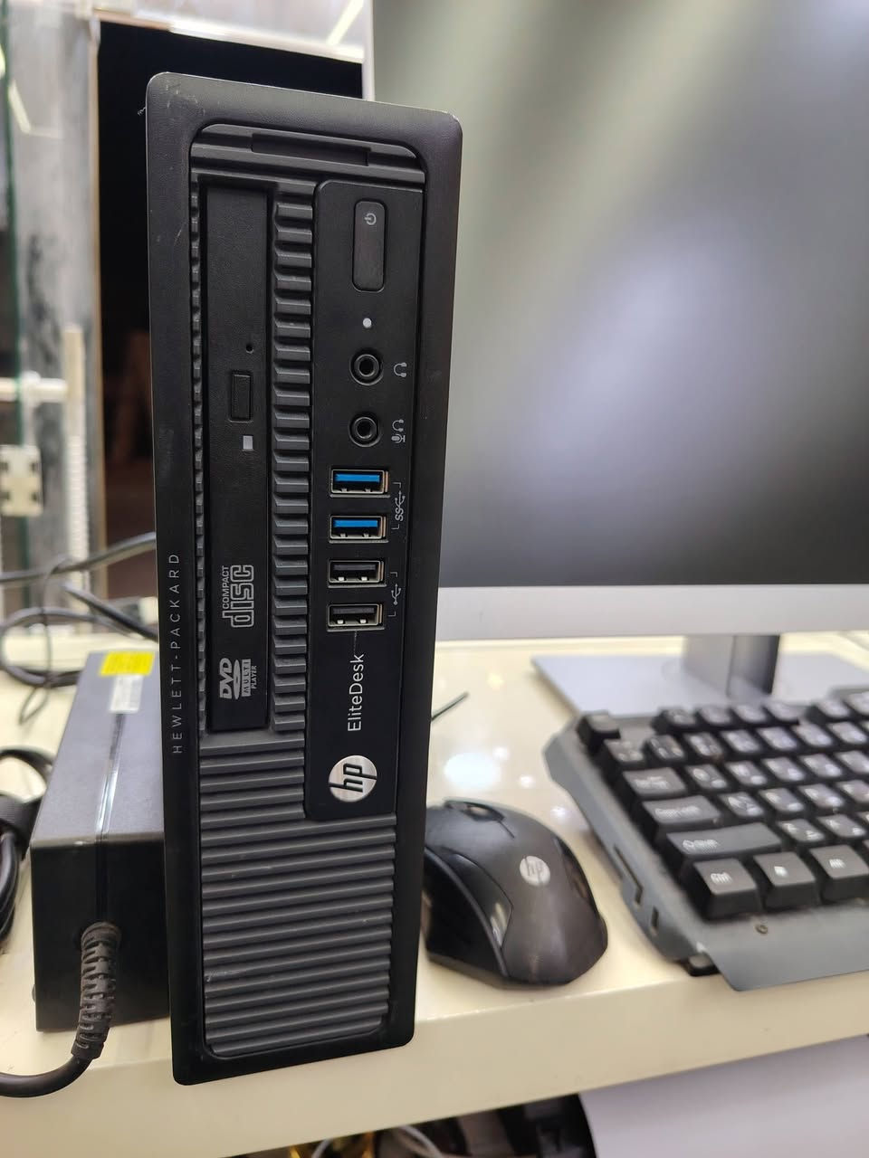 حاسبة للبيع نوع hp
كورi5
الجيل الرابع
رام 10 كيكا
هارد 256 ssd
كرت شاشة داخلي 4كيكا
كيبورد ميكانيكي
ماوس 
حجم شاشه 24 دقة 120هرتز
سعر ٣٠٠ وبيها مجال
مكتب المها للموبايل
المضيق مقابل جامع الخضر والياس
***********

نص مكتوب في الصور:
- About Your PC is monitored and protected. See details in Windows Security Installed RAM 10.0 GB DDR3 Processor Intel(R) Core(TM) i5-4570S CPU @ 2.90GHz 2.90 GHz Graphics Card 113 MB Intel(R) HD Graphics 4600 Storage 238 GB 83 GB of 238 GB used DESKTOP-BH5IVAM Rename this PC Device Specifications Copy Device Name DESKTOP-BH5IVAM Processor Intel(R) Core(TM) i5-4570S CPU @ 2.90GHz 2.90 GHz Installed RAM 10.0 GB (9.89 GB usable) Graphics Card Intel(R) HD Graphics 4600 (113 MB) Storage 238 GB SSD TARGET TS10 256G Device ID E0342AB1-7B87-4665-92B1-CD06D9024B34 Product ID 00330-80000-00000-AA452 System Type 64-bit operating system, x64-based processor Pen and touch No pen or touch input is available for this display Frequently asked questions How does having 8-16 GB of RAM impact my PC's performance? Can I run modern applications smoothly with this RAM capacity? Is my GPU sufficient for high end gaming and video experience? How can having a dedicated GPU enhance my experience and productivity? Am I running the latest version of the Windows OS? What is the latest Windows version?