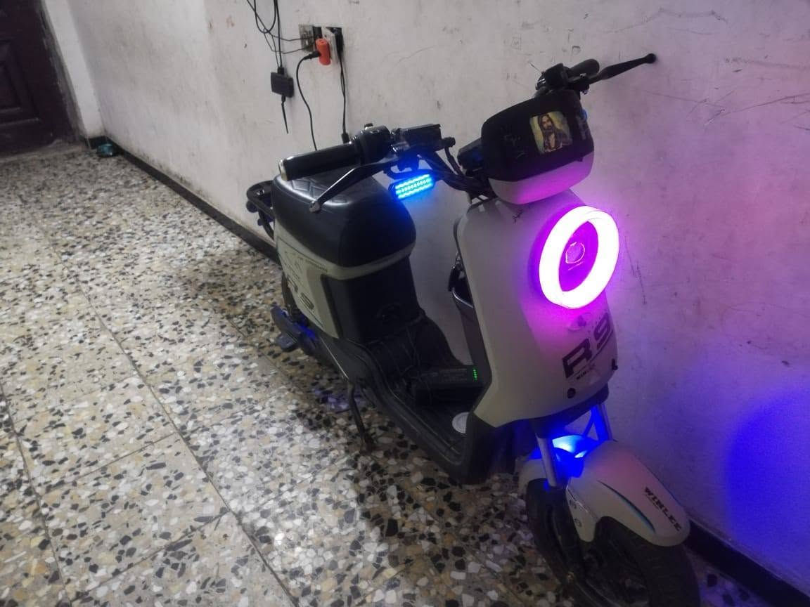السلام عليكم دراجه R9 2026 بطاريات جديده ٥ بطاريات ونلي ٣٢ بك خلفي ٤ نمر سرعتها ١٢٠ السعر ٣٥٠ ألف قفل الرقم ***********
