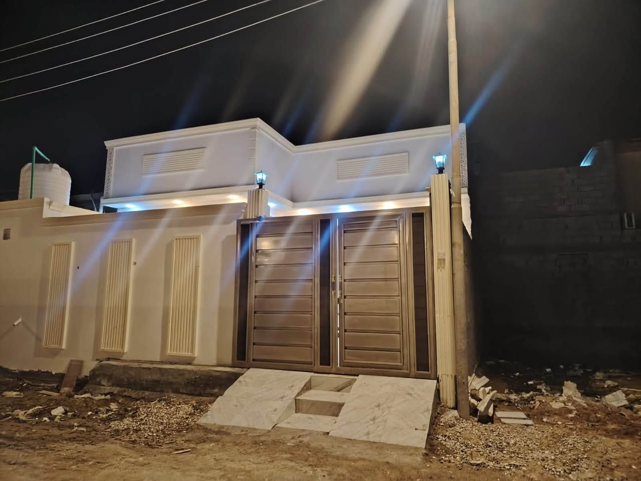 السلام عليكم المساحه ٢٠٠ متر طابو زراعي عراقي سند ٢٥ ثاني بيت عن التبليط يتكون من غرفتين غرفه منهن سويت وصاله ومطبخ واستقبال ومجمع صحيات وحديقه وكراج البيت شغل درجه أولى بيبات تفصال شبابيك تفصال الاتصال على الرقم***********☎️ السعر ١٣٥ مع الاثاث
